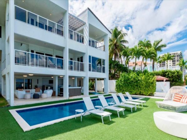 Stunning Waterfront Vacation Villa in Miami Beach Sleeps 16