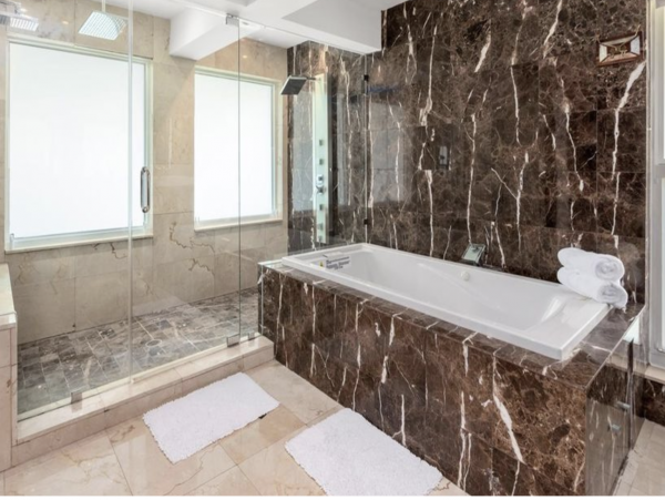 Stunning Waterfront Vacation Villa in Miami Beach Sleeps 16