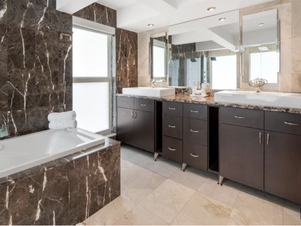 Stunning Waterfront Vacation Villa in Miami Beach Sleeps 16