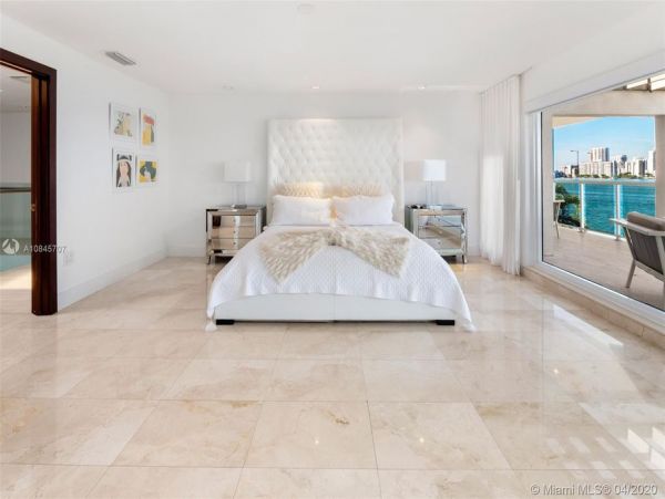 Stunning Waterfront Vacation Villa in Miami Beach Sleeps 16