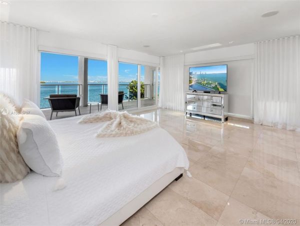 Stunning Waterfront Vacation Villa in Miami Beach Sleeps 16