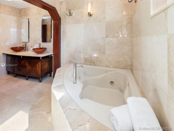 Stunning Waterfront Vacation Villa in Miami Beach Sleeps 16