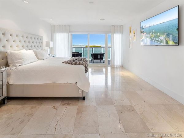 Stunning Waterfront Vacation Villa in Miami Beach Sleeps 16