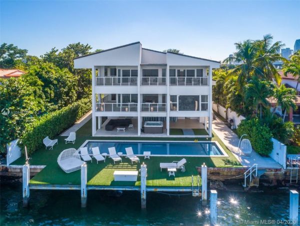 Stunning Waterfront Vacation Villa in Miami Beach Sleeps 16