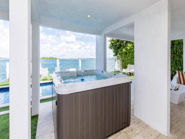 Stunning Waterfront Vacation Villa in Miami Beach Sleeps 16