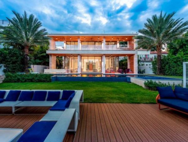 Luxurious Waterfront Vacation Villa in Miami Beach Sleeps 14