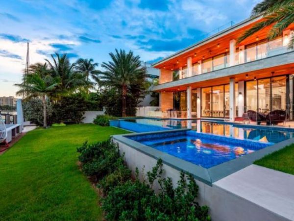 Luxurious Waterfront Vacation Villa in Miami Beach Sleeps 14