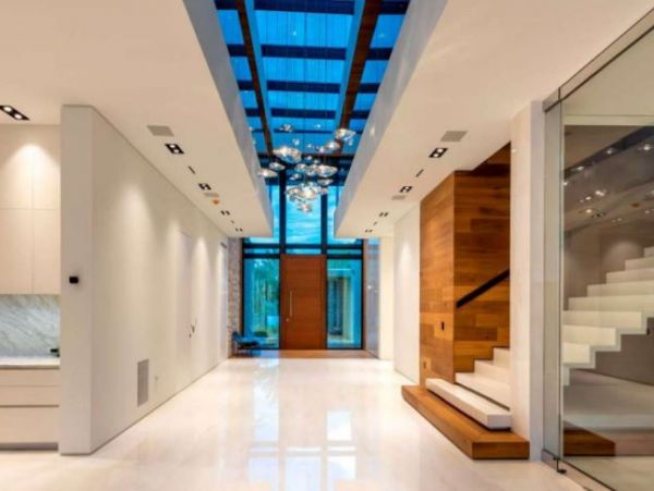 Luxurious Waterfront Vacation Villa in Miami Beach Sleeps 14