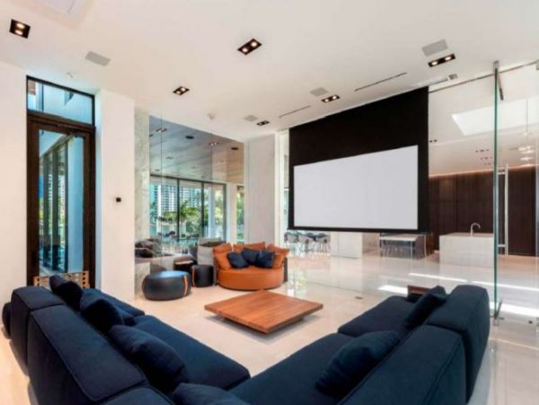 Luxurious Waterfront Vacation Villa in Miami Beach Sleeps 14