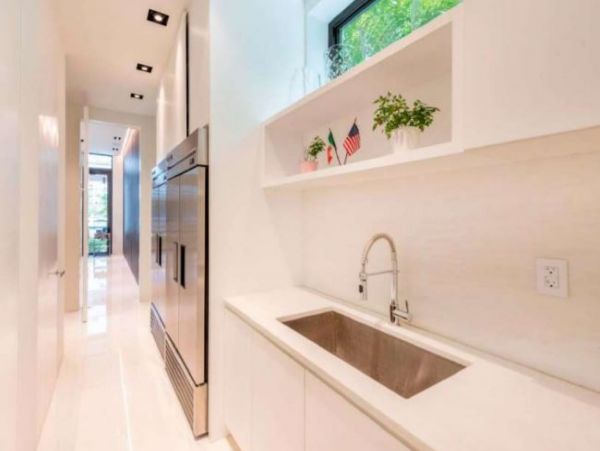 Luxurious Waterfront Vacation Villa in Miami Beach Sleeps 14