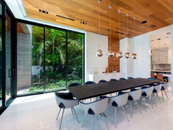 Luxurious Waterfront Vacation Villa in Miami Beach Sleeps 14