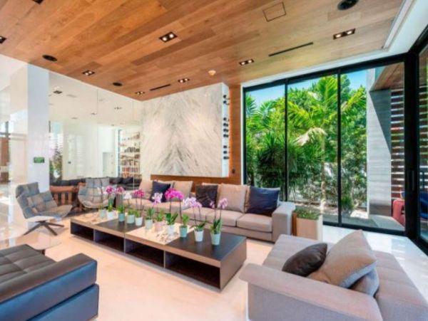 Luxurious Waterfront Vacation Villa in Miami Beach Sleeps 14
