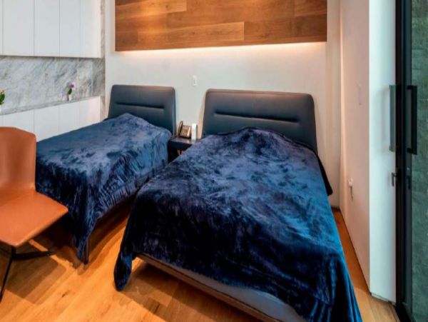 Luxurious Waterfront Vacation Villa in Miami Beach Sleeps 14