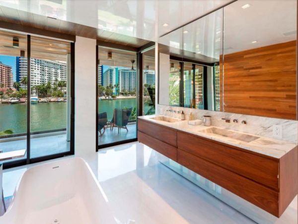 Luxurious Waterfront Vacation Villa in Miami Beach Sleeps 14