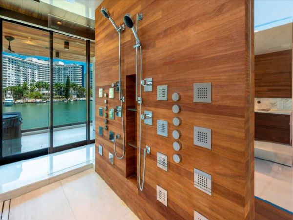 Luxurious Waterfront Vacation Villa in Miami Beach Sleeps 14