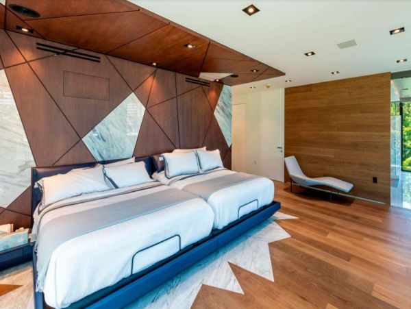 Luxurious Waterfront Vacation Villa in Miami Beach Sleeps 14