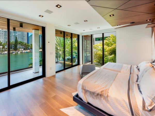 Luxurious Waterfront Vacation Villa in Miami Beach Sleeps 14