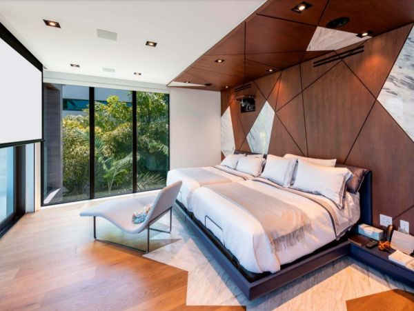 Luxurious Waterfront Vacation Villa in Miami Beach Sleeps 14