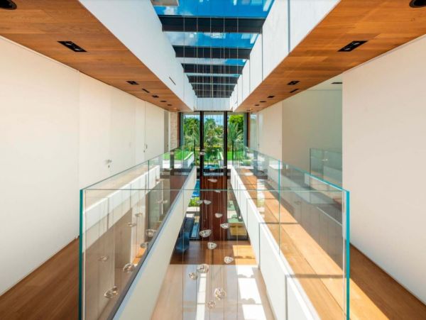 Luxurious Waterfront Vacation Villa in Miami Beach Sleeps 14