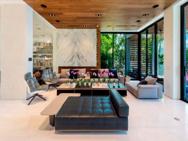 Luxurious Waterfront Vacation Villa in Miami Beach Sleeps 14