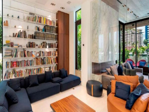 Luxurious Waterfront Vacation Villa in Miami Beach Sleeps 14