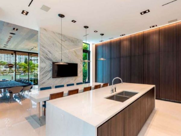 Luxurious Waterfront Vacation Villa in Miami Beach Sleeps 14