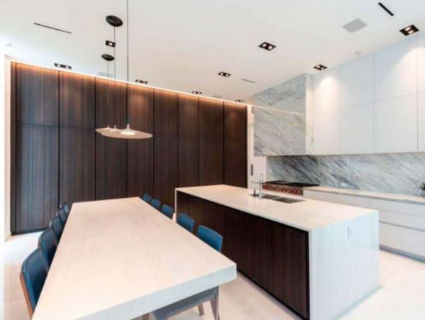 Luxurious Waterfront Vacation Villa in Miami Beach Sleeps 14