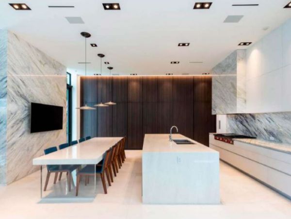 Luxurious Waterfront Vacation Villa in Miami Beach Sleeps 14
