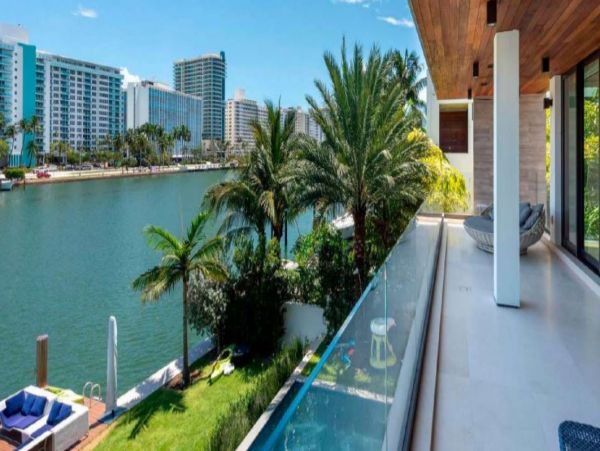 Luxurious Waterfront Vacation Villa in Miami Beach Sleeps 14