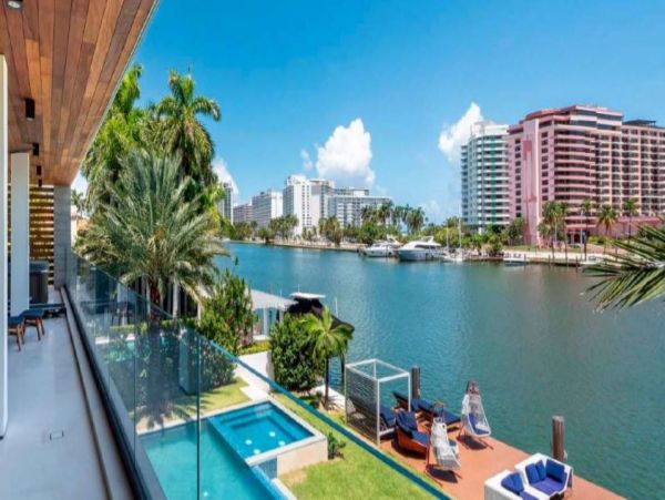 Luxurious Waterfront Vacation Villa in Miami Beach Sleeps 14