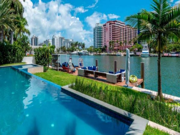 Luxurious Waterfront Vacation Villa in Miami Beach Sleeps 14