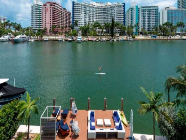 Luxurious Waterfront Vacation Villa in Miami Beach Sleeps 14