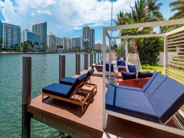 Luxurious Waterfront Vacation Villa in Miami Beach Sleeps 14
