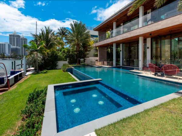 Luxurious Waterfront Vacation Villa in Miami Beach Sleeps 14