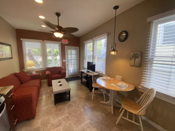 Foryt Myers Vacation Apartment One Bedroom Steps from Beach