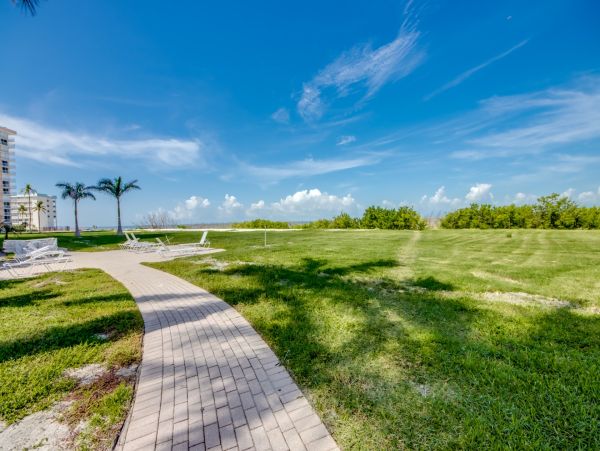 Stunning 10th-floor Beachfront Condo Studio in Fort Myers