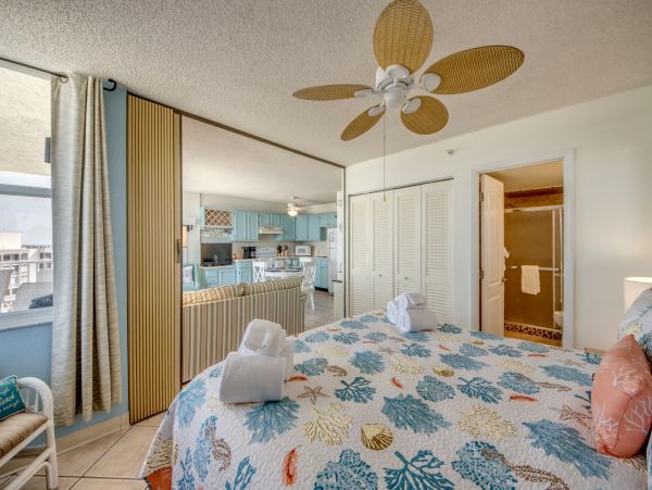 Stunning 10th-floor Beachfront Condo Studio in Fort Myers