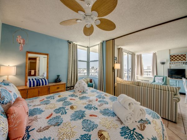 Stunning 10th-floor Beachfront Condo Studio in Fort Myers