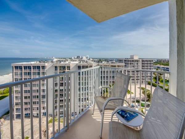 Stunning 10th-floor Beachfront Condo Studio in Fort Myers