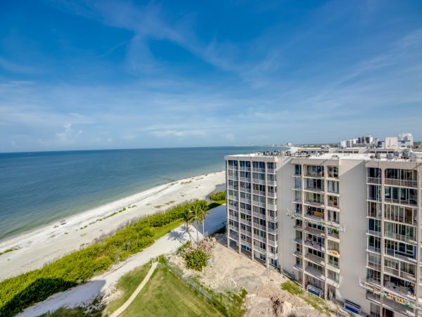 Stunning 10th-floor Beachfront Condo Studio in Fort Myers