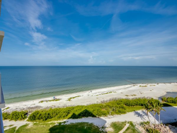Stunning 10th-floor Beachfront Condo Studio in Fort Myers
