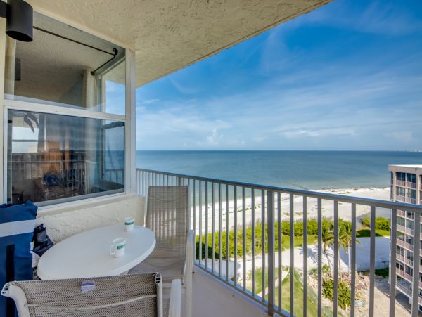 Stunning 10th-floor Beachfront Condo Studio in Fort Myers