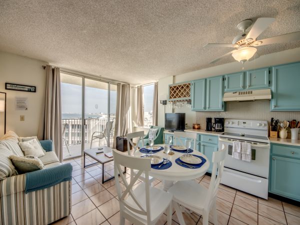 Stunning 10th-floor Beachfront Condo Studio in Fort Myers