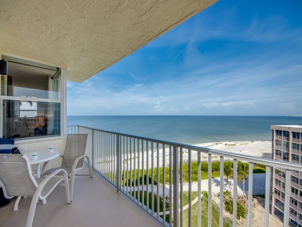 Stunning 10th-floor Beachfront Condo Studio in Fort Myers