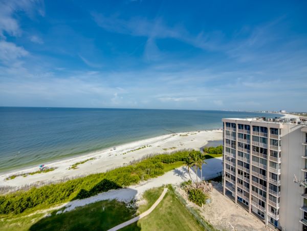 Stunning 10th-floor Beachfront Condo Studio in Fort Myers