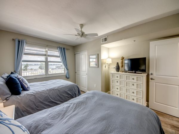 Fort Myers Beach Vacation Rentals 2-Bedroom Beachfront Condo with Gulf Views