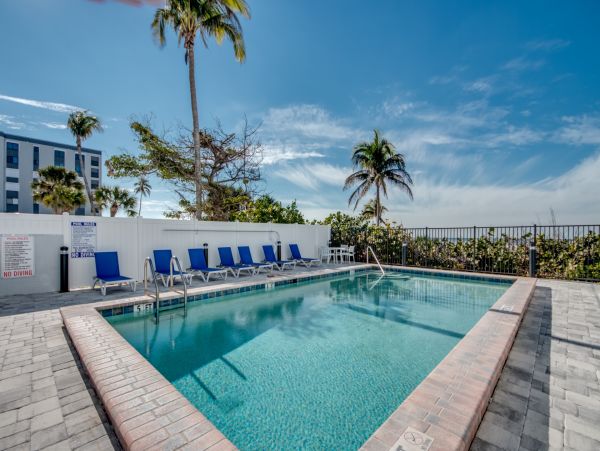 Fort Myers Beach Vacation Rentals 2-Bedroom Beachfront Condo with Gulf Views