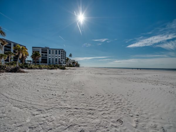 Fort Myers Beach Vacation Rentals 2-Bedroom Beachfront Condo with Gulf Views
