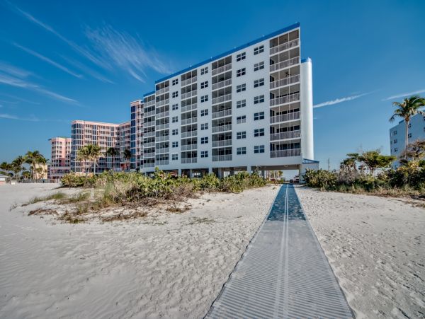 Fort Myers Beach Vacation Rentals 2-Bedroom Beachfront Condo with Gulf Views