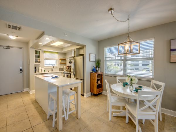 Fort Myers Beach Vacation Rentals 2-Bedroom Beachfront Condo with Gulf Views